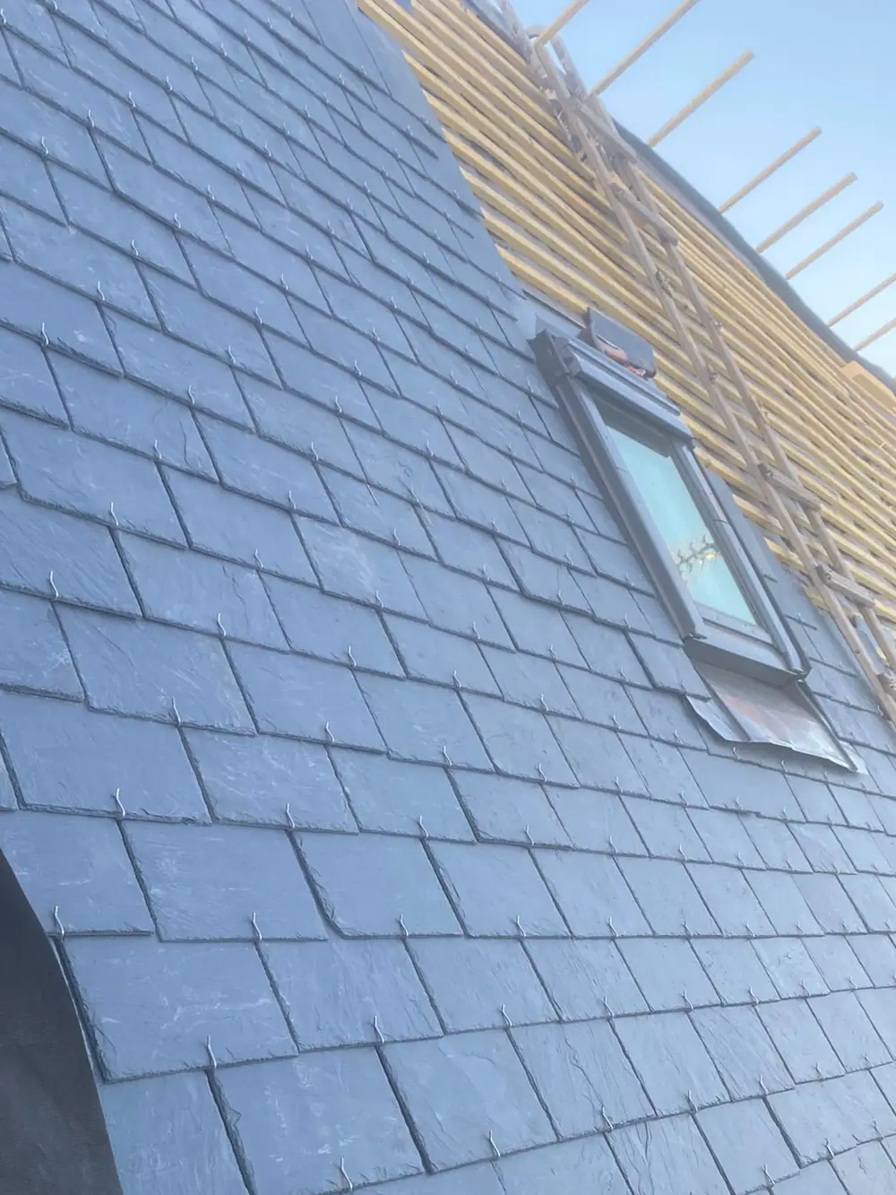 Grand pan d’ardoise naturelle au crochet avec fenêtre de toit intégrée et bavette zinc — Dacquin Couverture
