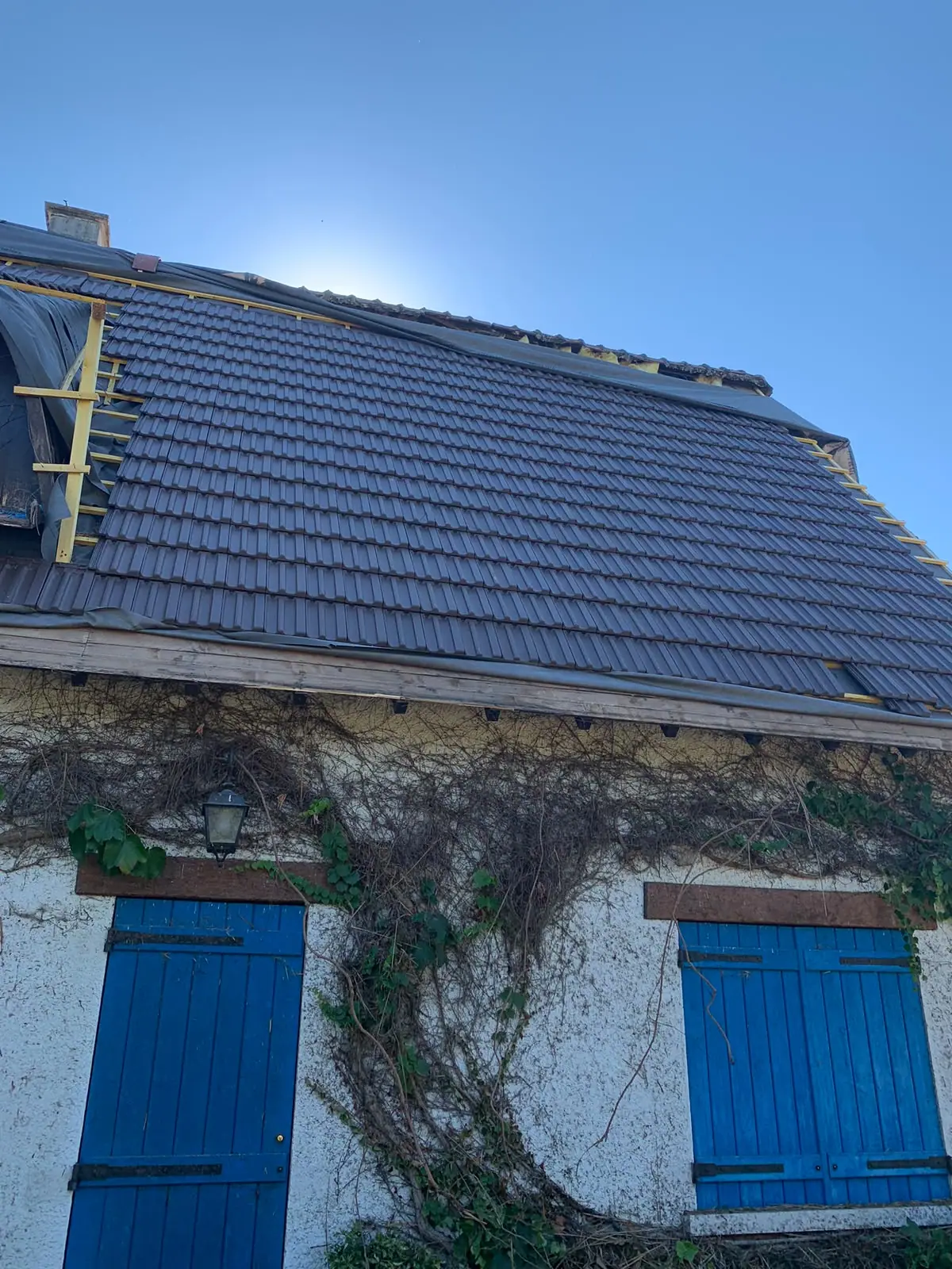 Versant en cours de couverture, liteaunage neuf et écran sous-toiture apparents en partie haute — Dacquin Couverture
