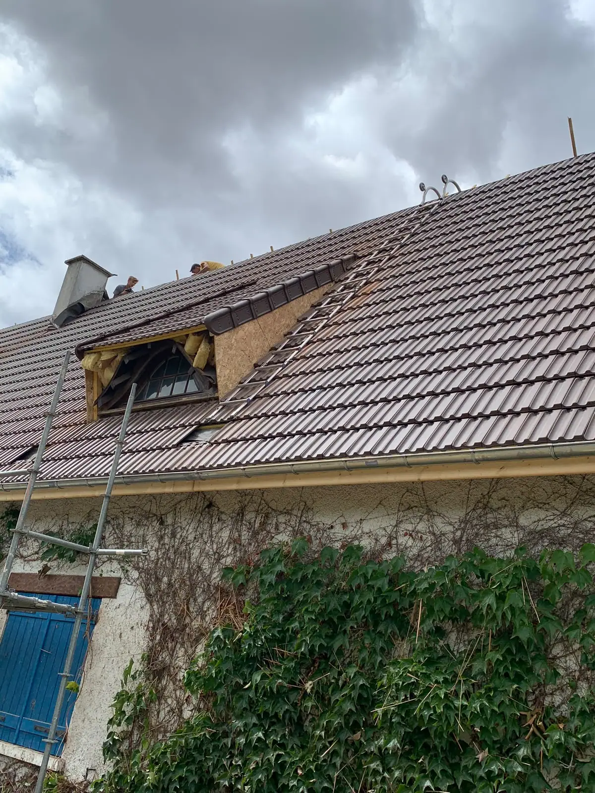 Chantier de réfection de couverture : toiture neuve en tuiles mécaniques et lucarne en cours d’habillage — Dacquin Couverture