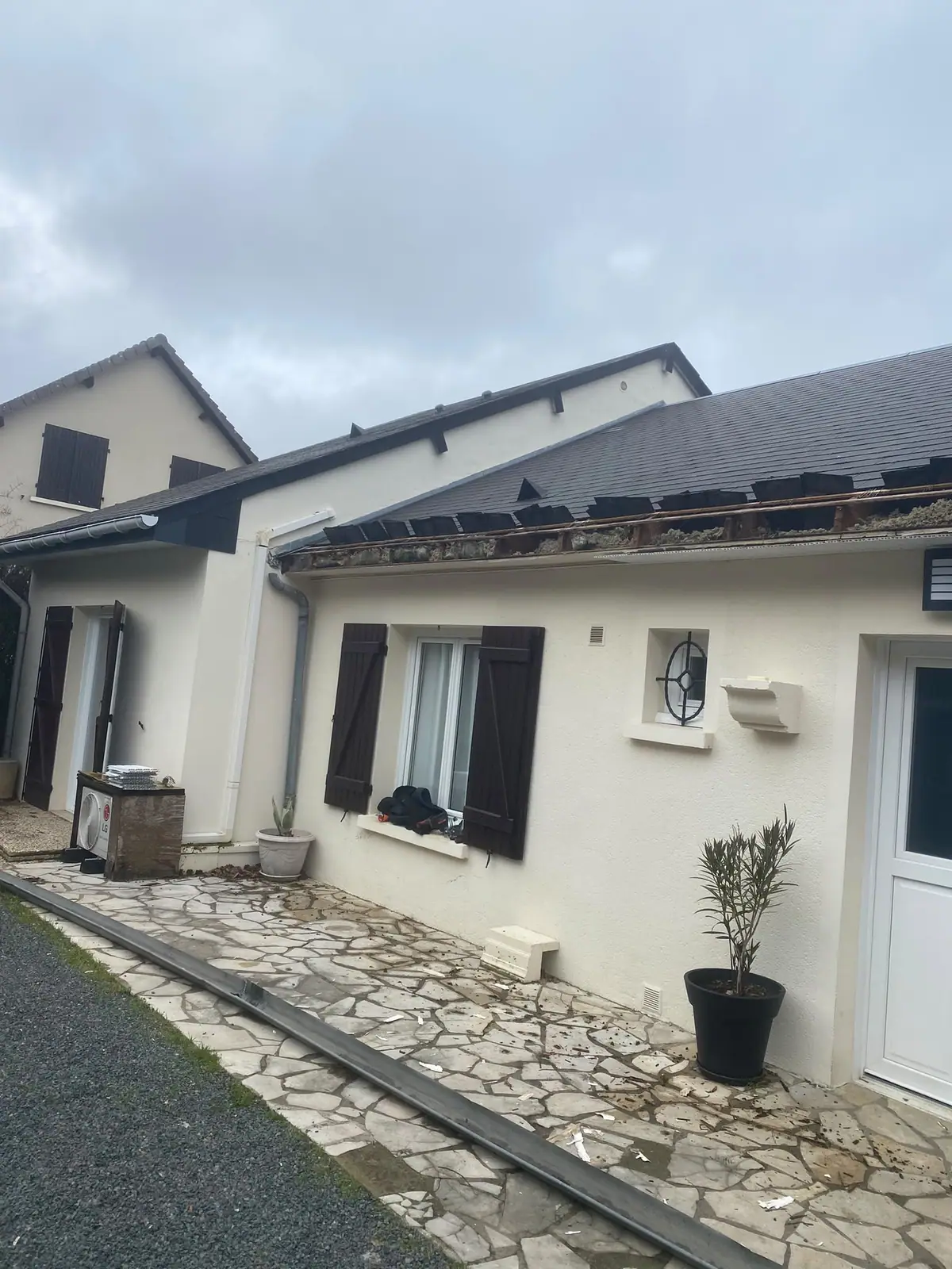 Égout de toit à l’ouverture du chantier : gouttière déposée, planche de rive et chevrons mis à nu — Dacquin Couverture