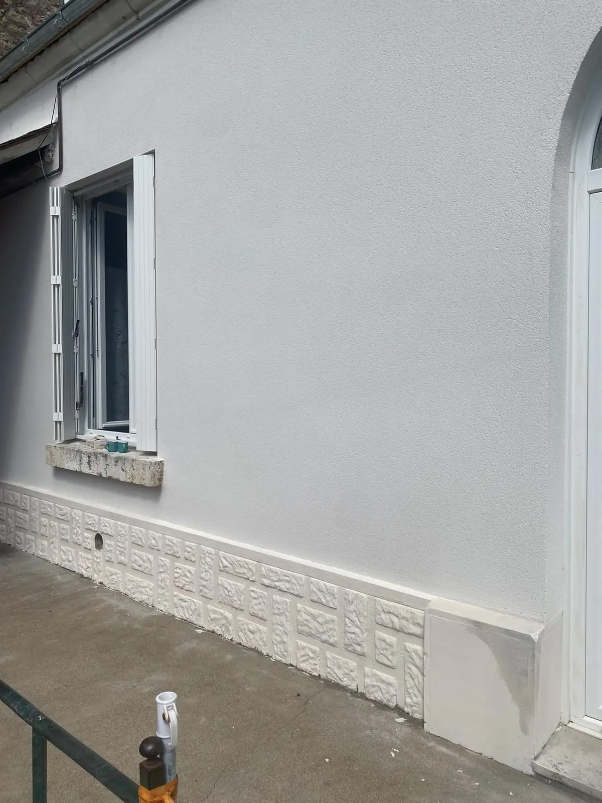 Façade ravalée en enduit taloché fin, soubassement en parement de pierre à bossage — Dacquin Couverture