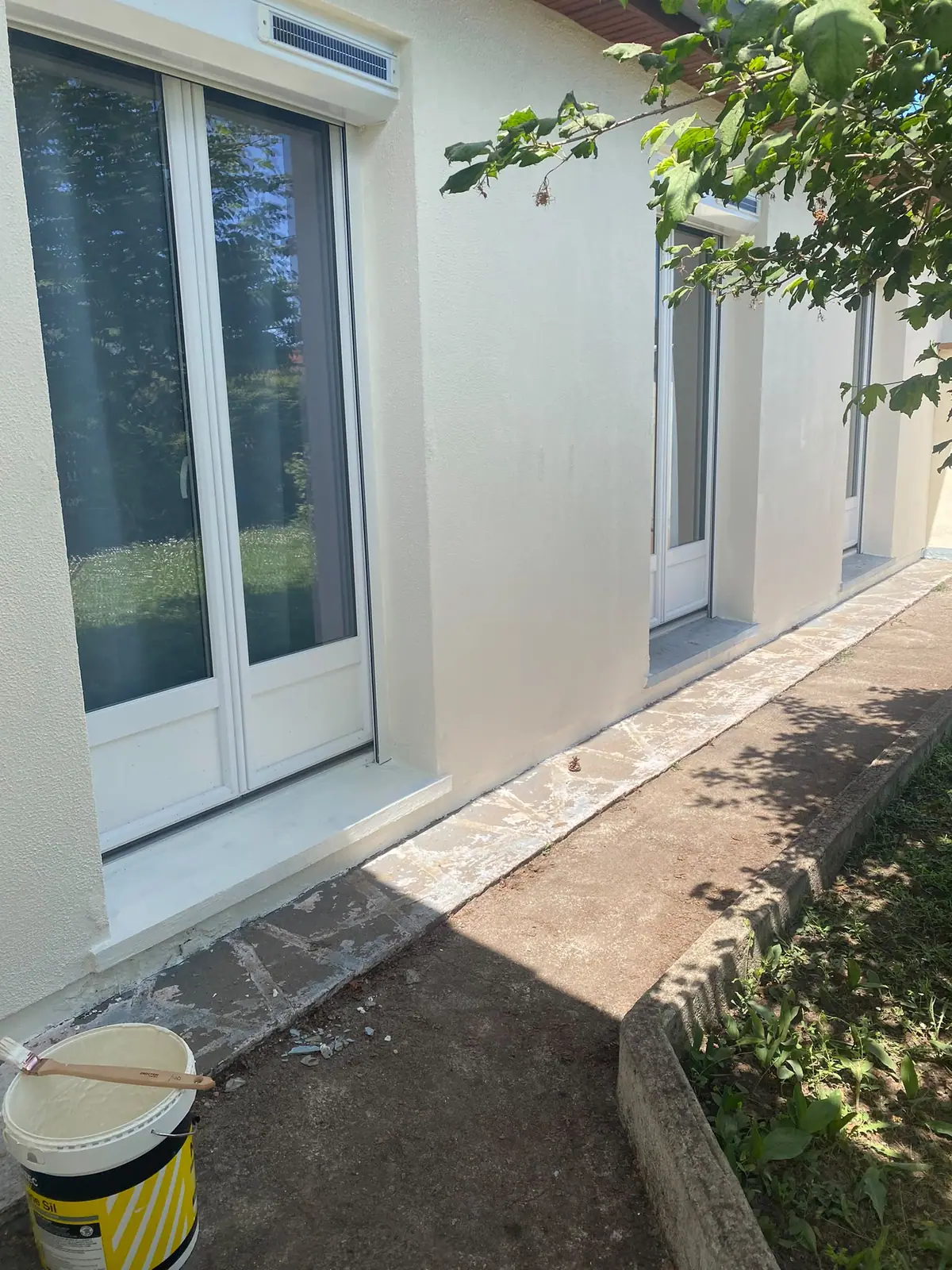 Façade en fin de mise en peinture, baies et appuis repris — Dacquin Couverture