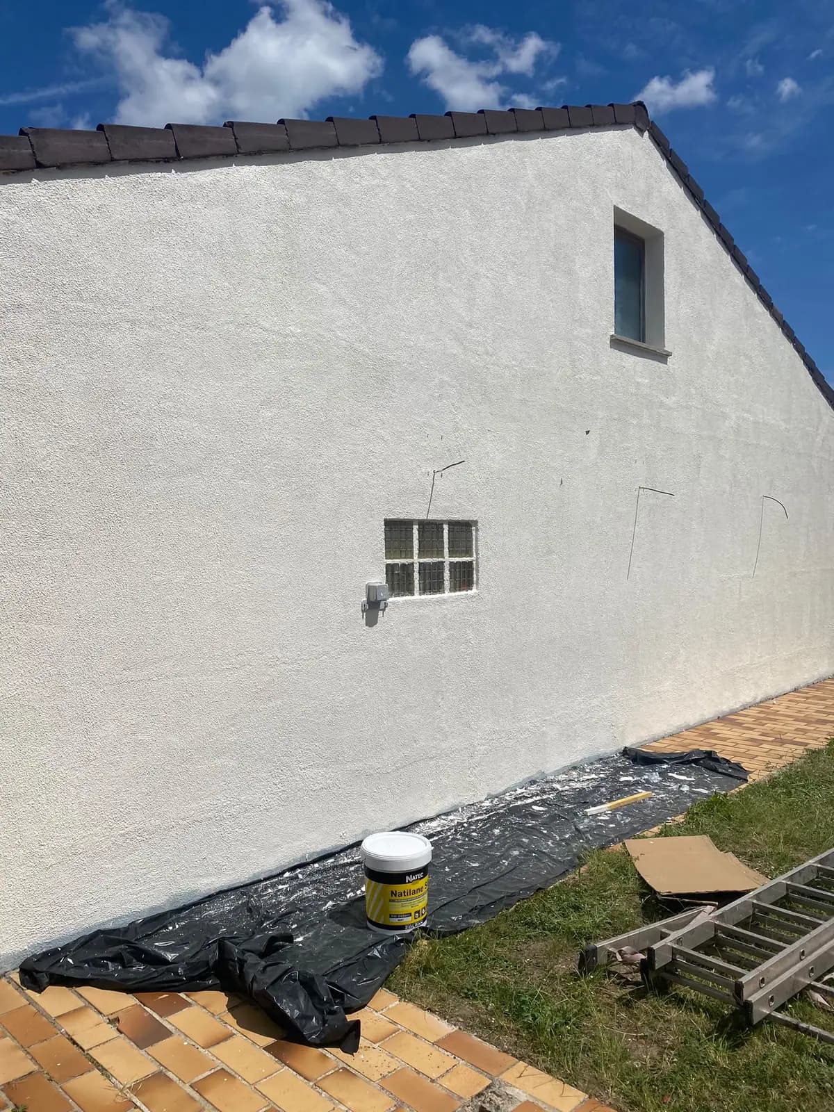 Pignon aveugle entièrement remis en peinture, encadrement de fenêtre de comble repris — Dacquin Couverture