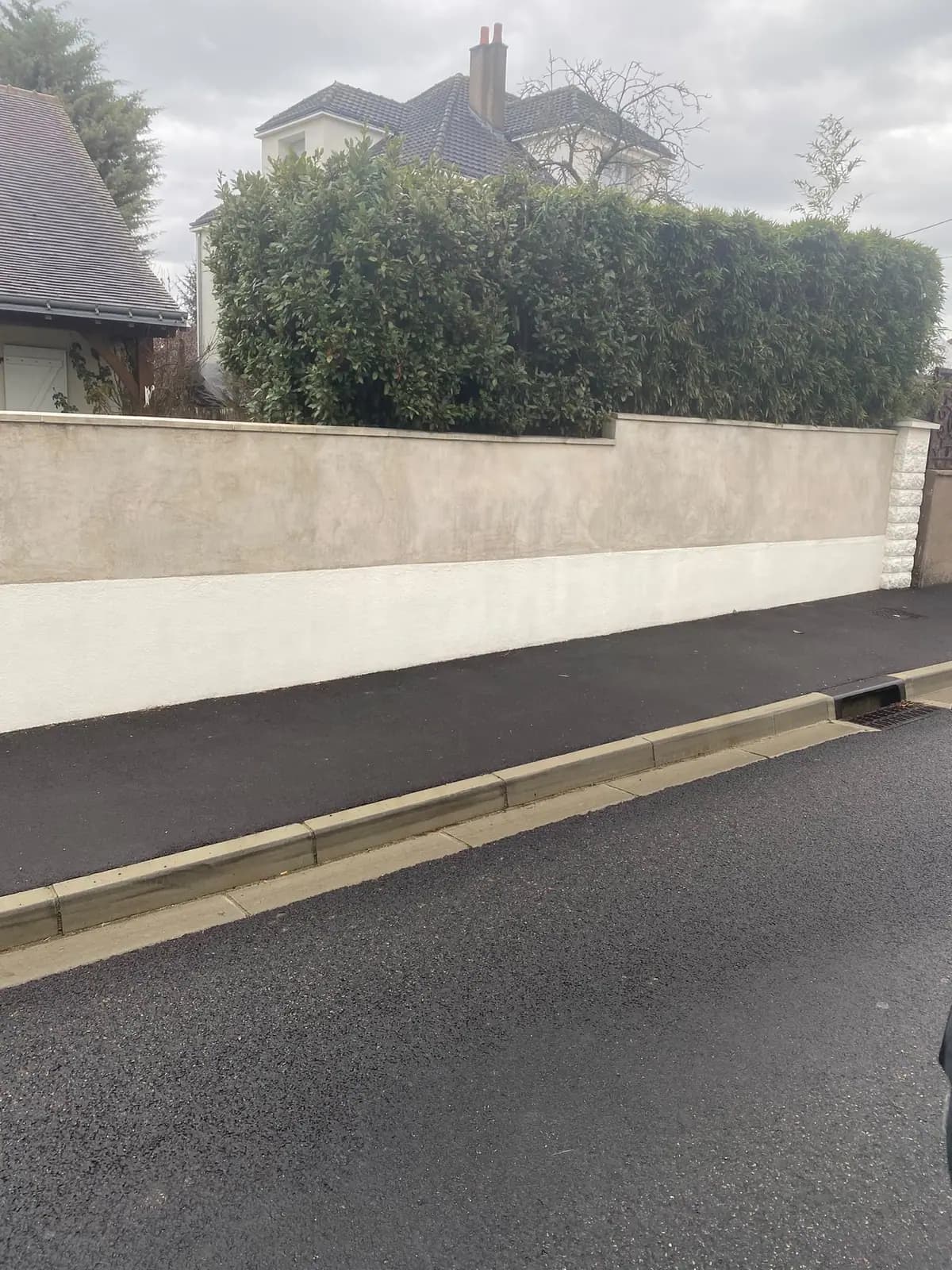Mur de clôture enduit en deux tons, partie haute grattée et soubassement lisse — Dacquin Couverture