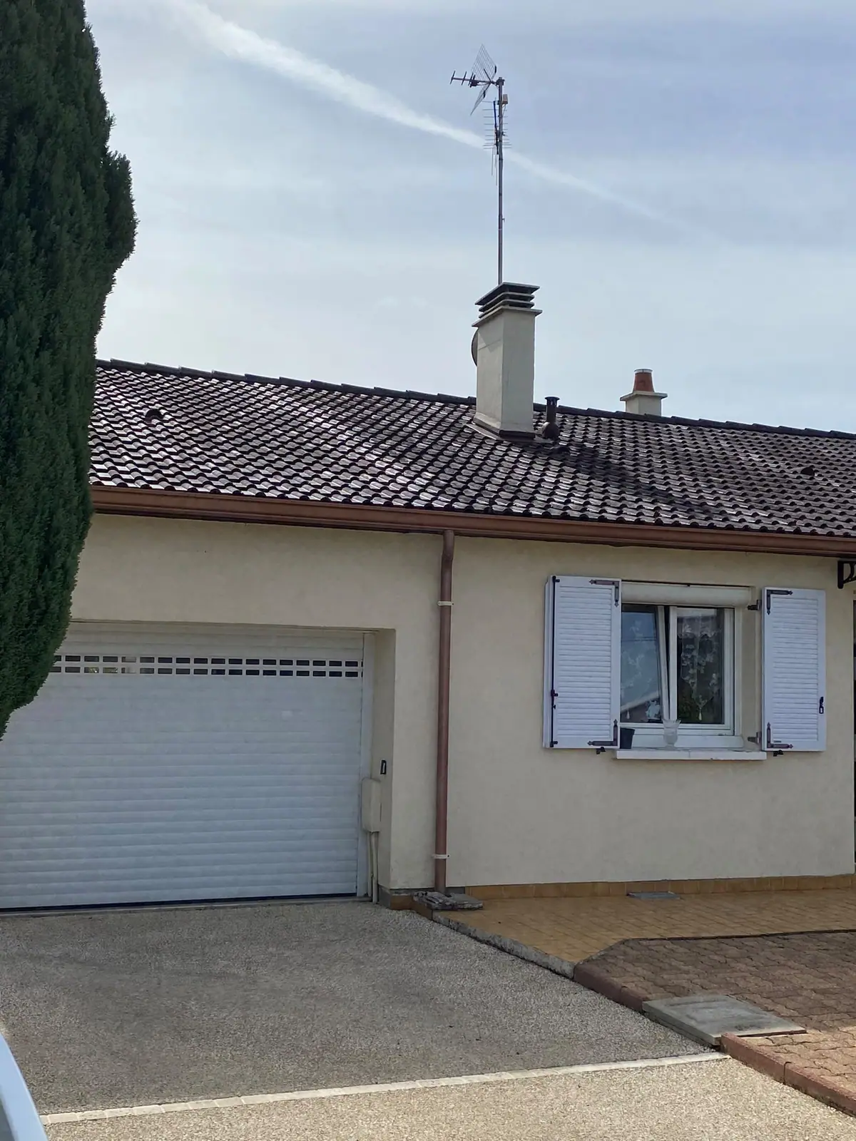 Toiture en tuiles à emboîtement avec gouttière et descente en zinc, souche enduite et chapeau de ventilation — Dacquin Couverture