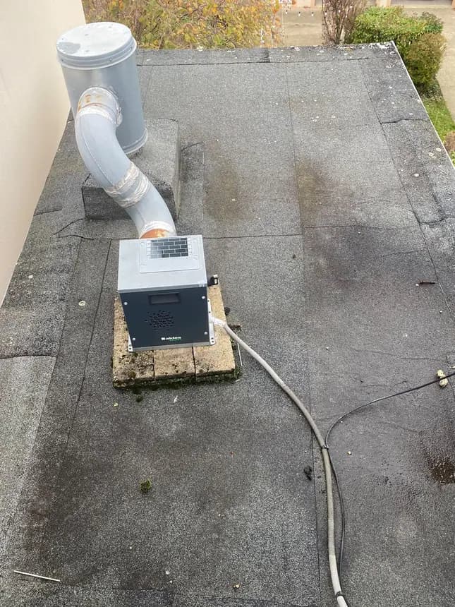 Ancienne étanchéité bitumineuse encrassée sur une toiture de faible pente, avant dépose — Dacquin Couverture