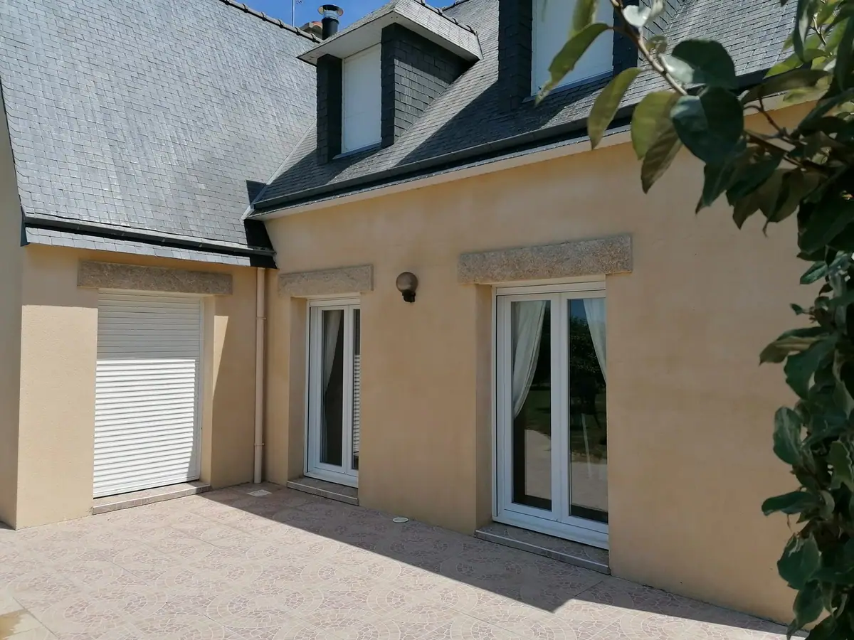 La même façade nettoyée et remise en teinte, linteaux et appuis en pierre dégagés — Dacquin Couverture