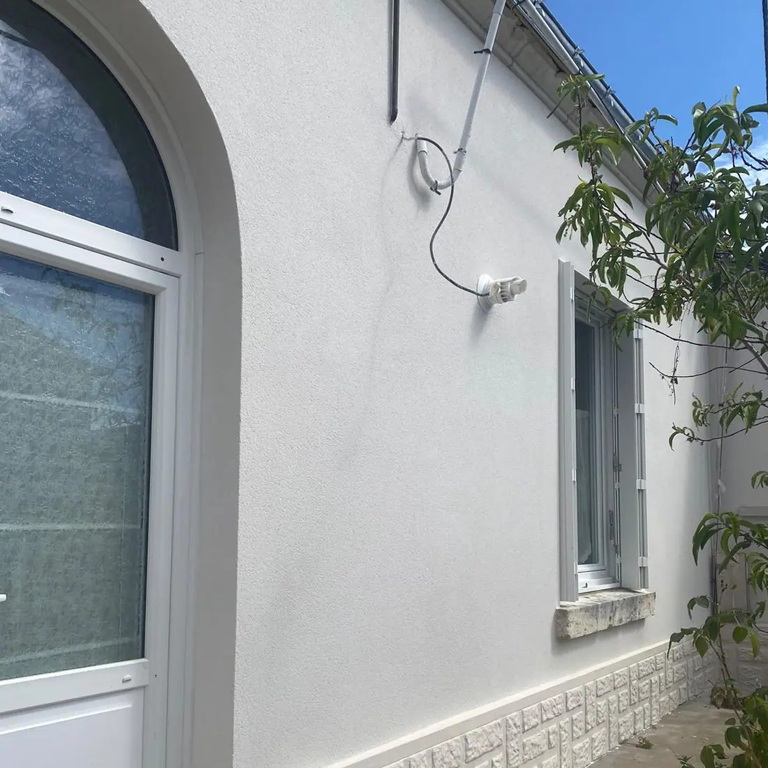 La même façade en enduit gratté neuf, avec son soubassement en parement de pierre — Dacquin Couverture